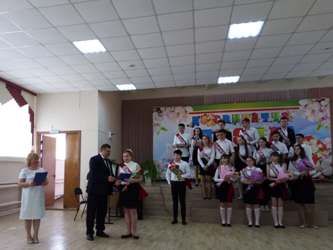 Вячеслав Тарасов поздравил одиннадцатиклассников с окончанием школы